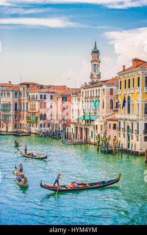 Vue verticale des gondoles sur le Grand Canal avec le clocher de l'église Santi Apostoli historique dans l'arrière-plan sur une journée ensoleillée à Venise Banque D'Images