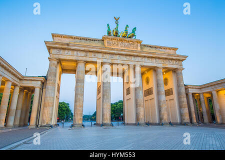 La vue classique du célèbre Brandenburger Tor (Porte de Brandebourg), l'un des plus célèbres monuments et symboles nationaux de l'Allemagne, au crépuscule pendant blue Banque D'Images