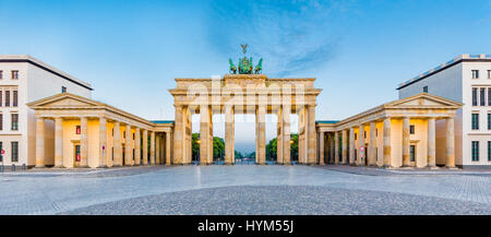 Vue panoramique du célèbre Brandenburger Tor (Porte de Brandebourg), l'un des plus célèbres monuments et symboles nationaux de l'Allemagne, dans un beau golden mo Banque D'Images