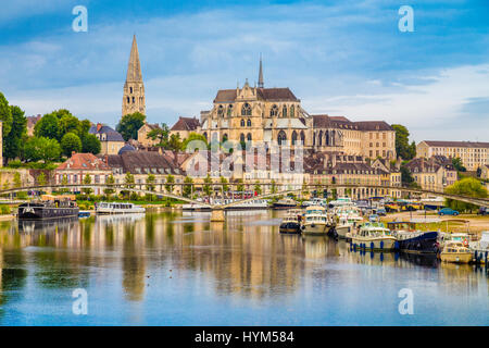 Belle vue sur la ville historique d'Auxerre avec rivière (Yonne, Bourgogne, France Banque D'Images