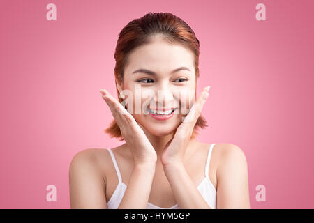 Belle asiatique Femme avec la peau propre et fraîche. Magnifique Spa Woman Smiling. Modèle de beauté pure. Concept de soins de la peau et de la jeunesse Banque D'Images