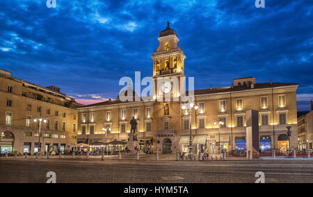 Piazza Giuseppe Garibaldi dans la soirée à Parme, Emilie-Romagne, Italie Banque D'Images