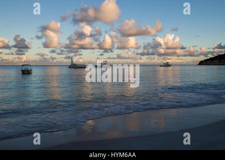 Cette image a été prise à Dickenson Bay sur l'île d'Antigua. La baie est sur la rive nord-ouest de l'île, et c'est un des plus populaires plages de l'île. Il y a plusieurs stations le long de la plage. Banque D'Images