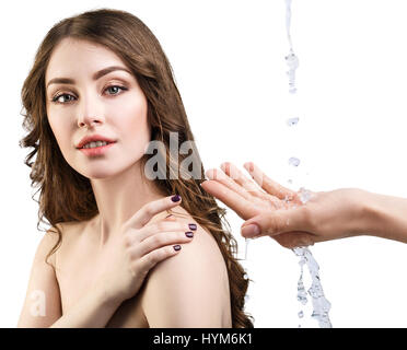 Femme et verser de l'eau dans la main. Banque D'Images