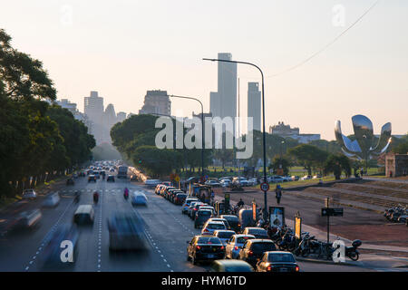 Le trafic sur l'Avenida Presidente Figueroa Alcorta. Recoleta, Buenos Aires, Argentine. Banque D'Images