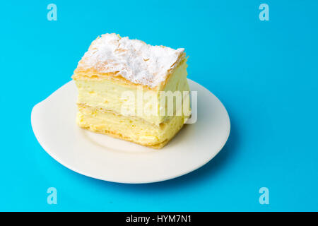 Cremeschnitte italien de crème de tarte sur une plaque Banque D'Images