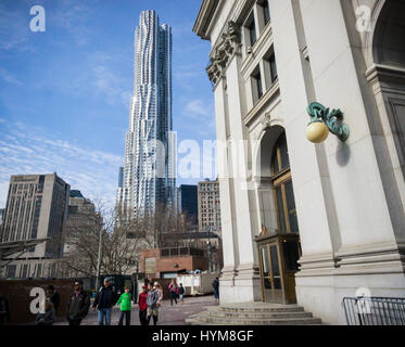 L'architecte Frank Gehry's 76 étages Beekman Tower dans le bas Manhattan vu le jeudi 30 mars, 2017. (© Richard B. Levine) Banque D'Images