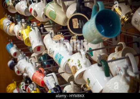 Une sélection de tasses de café dans un magasin d'accessoires de maison à New York le lundi 27 mars, 2017. (© Richard B. Levine) Banque D'Images