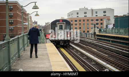 Un nombre élevé de l'IRT 2 rame de métro arrive à la station Avenue dans le Bronx à New York, le jeudi 30 mars, 2017. (© Richard B. Levine) Banque D'Images