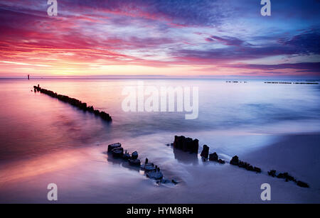 Coucher du soleil spectaculaire sur la mer Baltique, Pologne Banque D'Images