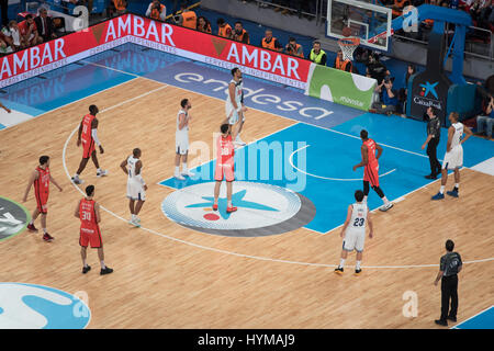 Vitoria, Espagne - Février 19, 2017 : certains joueurs de basket-ball en action à l'espagnol Copa del Rey match final entre Valence et le Real Madrid. Banque D'Images