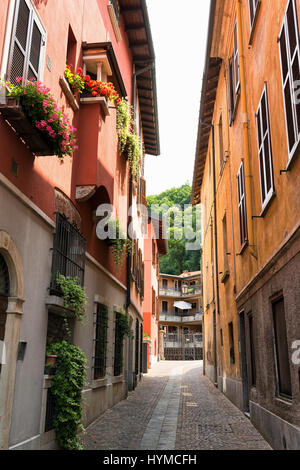 Rue étroite à Porto Ceresio (Varèse, Lombardie, Italie), le long du lac de Lugano (Ceresio) Banque D'Images