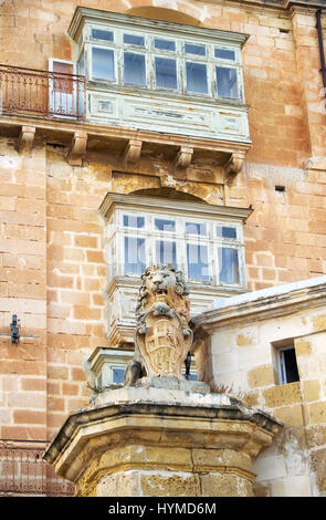 Vue de l'ancienne chambre avec balcon style traditionnel maltais et lion sculpture sur la rue Lvant de Valletta. Malte. Banque D'Images