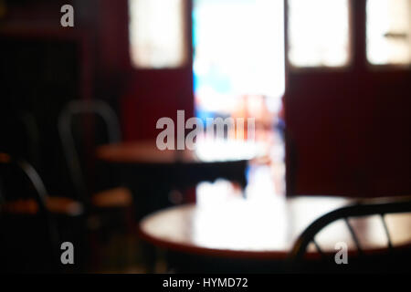 L'image floue de l'intérieur sur un seul café de la rue de La Valette, Malte Banque D'Images