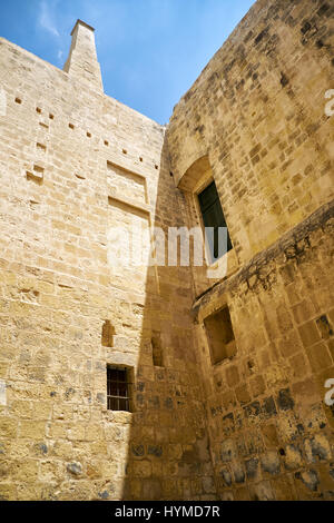 Les murs de grès de l'inquisitor's palace de Vittoriosa (Birgu), Malte. Banque D'Images