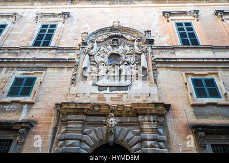 Façade du Ministère maltais de office du tourisme, l'ancienne auberge d'Italie, la résidence de l'Italien Chevaliers, La Valette, Malte Banque D'Images