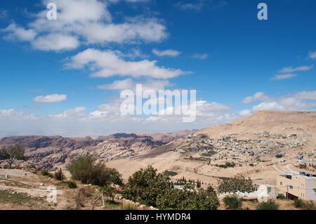 Paysage jordanien avec montagnes, désert et végétation vu depuis les collines de Pétra, la ville archéologique célèbre pour son architecture rock-cut Banque D'Images