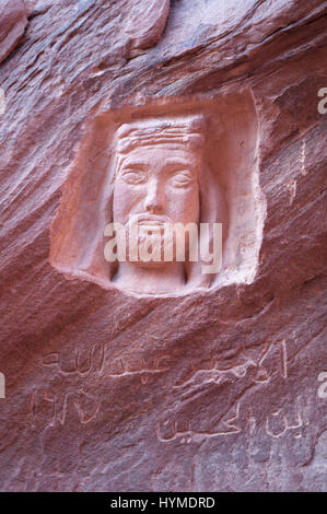 Jordanie : sculpture sur la roche rouge commémorant Lawrence d'Arabie, l'officier britannique et archéologue T. E. Lawrence, dans le désert du Wadi Rum Banque D'Images