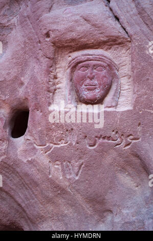 Jordanie : sculpture sur la roche rouge commémorant Lawrence d'Arabie, l'officier britannique et archéologue T. E. Lawrence, dans le désert du Wadi Rum Banque D'Images