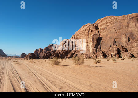 Jordanie : les voies de 4x4 dans le désert de Wadi Rum, vallée de la Lune, une vallée creusée dans le grès et le granit à la recherche comme la planète de Mars Banque D'Images