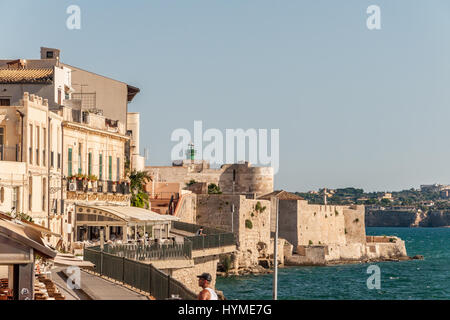 SYRACUSE, ITALIE - 14 septembre 2015 : Côte de l'île de Ortigia à ville de Syracuse, Sicile, Italie Banque D'Images