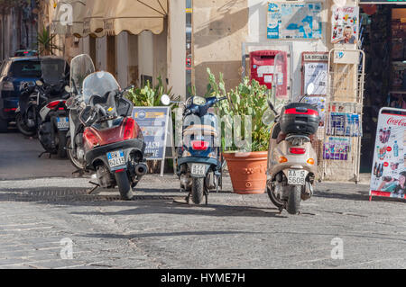 SYRACUSE, ITALIE - 14 septembre 2015 : Scooters garé à l'extérieur de la boutique sur l'île d'Ortigia, à Syracuse, Sicile Banque D'Images