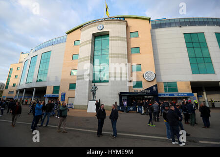 Vue générale de fans d'arriver au stade avant la Premier League match à Stamford Bridge, Londres. Banque D'Images