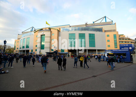 Vue générale de fans d'arriver au stade avant la Premier League match à Stamford Bridge, Londres. Banque D'Images