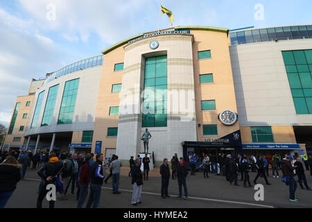 Vue générale de fans d'arriver au stade avant la Premier League match à Stamford Bridge, Londres. Banque D'Images