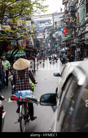 HANOI, VIETNAM - 2 mars, 2017 : des inconnus dans la rue de Hanoi, Vietnam. À Hanoi, les motos ont dépassé la bicyclette comme la principale forme de Banque D'Images