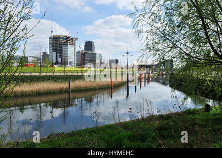 Le centre de Stratford dans l'East End londonien, vue de la Queen Elizabeth Olympic Park, avec toi Waterworks River en premier plan Banque D'Images