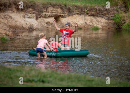 Les enfants s'amusant flottant dans l'eau sur le matelas d'air. Frères et sœurs polonaises sur la rivière Pilica girl 8 ans, les garçons âgés de 12 et 10. L'Europe centrale Pologne Rzeczyca Banque D'Images