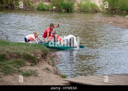 Les enfants s'amuser dans l'eau, flottant sur des matelas d'air. Les enfants polonais jouant sur la rivière Pilica radeau de 12 - 8. L'Europe centrale Pologne Rzeczyca Banque D'Images