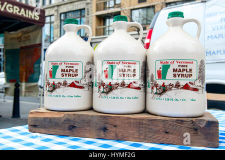 Pichets du Vermont le sirop d'érable en vente au stand d'un marché d'agriculteurs sur Union Square. Banque D'Images