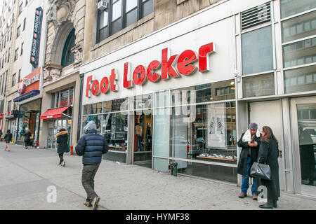 Les gens à pied par un magasin Foot Locker à Manhattan. Banque D'Images