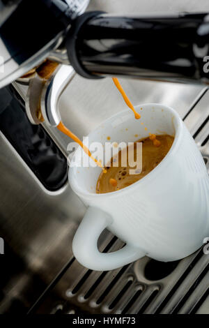 Machine à café expresso pompe traditionnelle versant tourné en coupe blanc Banque D'Images