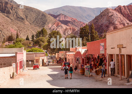 Purmamarca, Argentine - 1 novembre, 2016 : rue avec des boutiques de souvenirs et les touristes à Purmamarca Banque D'Images
