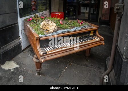 Vieux piano décoré abandonnés sur le côté de la rue, près de la gare principale de Budapest. Banque D'Images