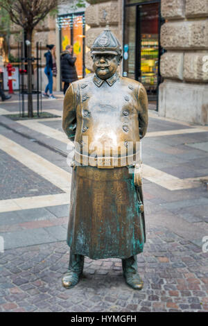 Policier gras statue à Budapest, Hongrie. Banque D'Images