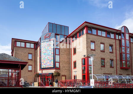 Étude Inn Cambridge, Logement étudiant offrant deux types de chambre studio avec salle de fitness, billard, piscine & tennis de table, cinéma, salle de jeux Banque D'Images