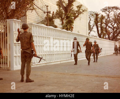 Un groupe de 19 Viet Cong acquise entrée de l'ambassade américaine à Saigon en soufflant un trou dans l'angle nord-est du mur. Les députés gardent l'entrée de l'ambassade après l'attaque. 31 janvier 1968. Banque D'Images