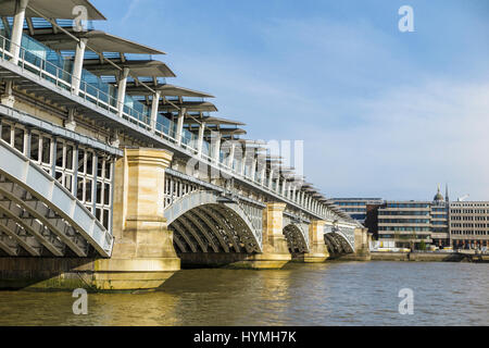 Blackfriars moderne pont de chemin de fer reliant le London Underground Tube ligne de la Tamise, Blackfriars Station, London, journée ensoleillée, ciel bleu Banque D'Images