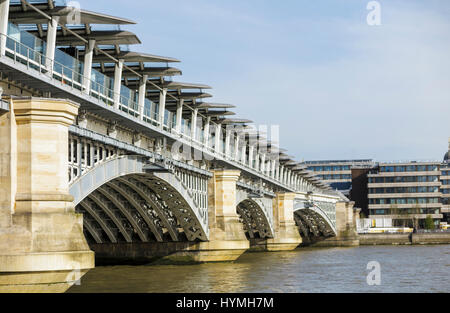 Blackfriars moderne pont de chemin de fer reliant le London Underground Tube ligne de la Tamise, Blackfriars Station, London, journée ensoleillée, ciel bleu Banque D'Images