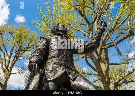 Statue de Sir Laurence Olivier, le célèbre acteur shakespearien, Place du Théâtre, à l'extérieur du Théâtre National, la Banque du Sud, Lambeth, London SE1, UK Banque D'Images