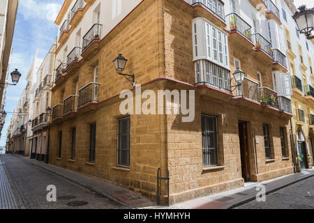 Cadix espagne- 31 Mars : rue étroite à l'architecture traditionnelle à Cadix, Andalousie, Espagne du sud Banque D'Images