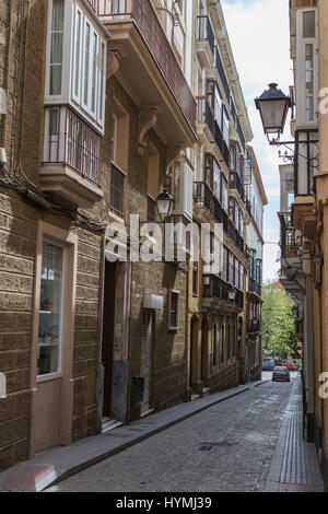 Cadix espagne- 31 mars : rue étroite à l'architecture traditionnelle à Cadix, Andalousie, Espagne du sud Banque D'Images