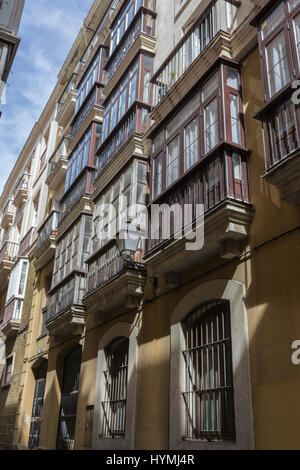 Cadix espagne- 31 Mars : rue étroite à l'architecture traditionnelle à Cadix, Andalousie, Espagne du sud Banque D'Images