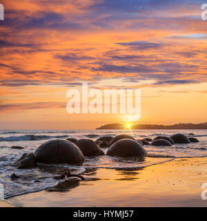 Lever du soleil à Moeraki Boulders, Otago, une attraction touristique dans l'île du sud de Nouvelle-Zélande. Banque D'Images