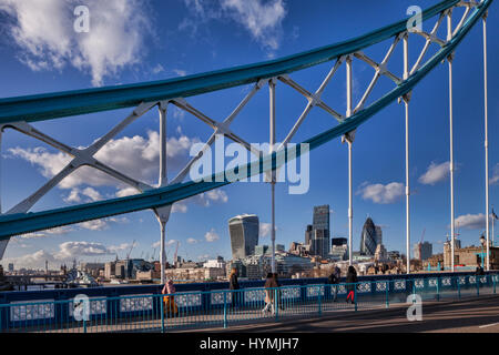 Toits de Londres avec le talkie walkie, la râpe à fromage et le Gherkin, vu à travers la superstructure du Tower Bridge. Banque D'Images