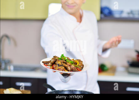 Plaque de cuisson avec de la nourriture en se félicitant de geste Banque D'Images